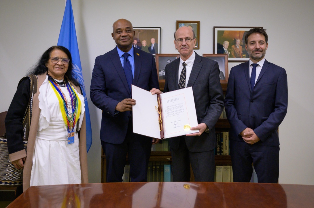 Ministro de Relaciones Exteriores de Colombia, Luis Gilberto Murillo, depositó el instrumento de ratificación del Tratado sobre el Comercio de Armas 