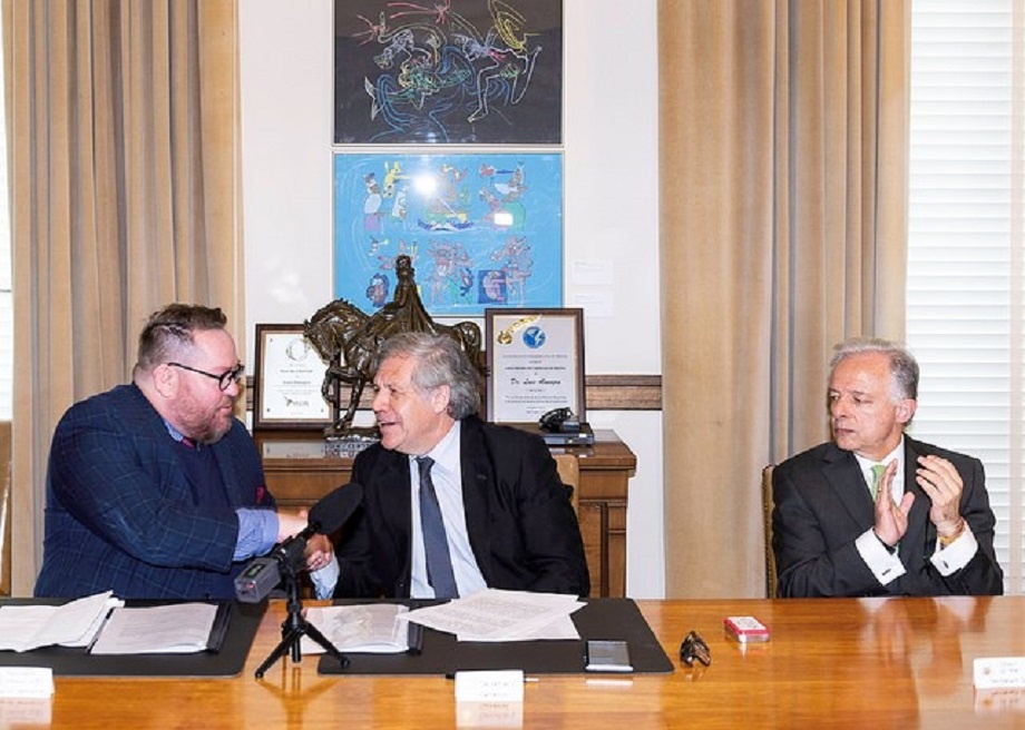 El Embajador Andrés González Díaz asiste a la Firma de Acuerdo de Cooperación entre la Cámara de Comercio LGBTI de los Estados Unidos y la OEA